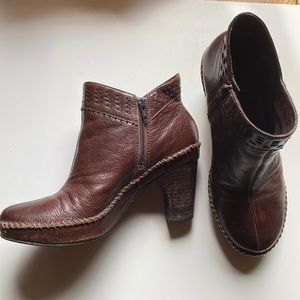 Clarks indigo “Hawthorn” ankle boot sz 5.5